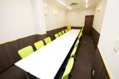 会議形式（対面型）18名 - ルミエ大阪梅田会議室 ルミエ大阪梅田中会議室の室内の写真