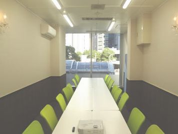 会議形式（対面型）18名 - ルミエ大阪梅田会議室 ルミエ大阪梅田中会議室の室内の写真