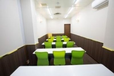 セミナー形式（スクール型）15名 - ルミエ大阪梅田会議室 ルミエ大阪梅田中会議室の室内の写真