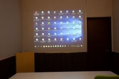 スクリーン投影 - ルミエ大阪梅田会議室 ルミエ大阪梅田中会議室の室内の写真