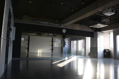 日中は陽の光が十分に入り、気持ちのよい空間です。 - mind-blowing レンタルダンススタジオの室内の写真