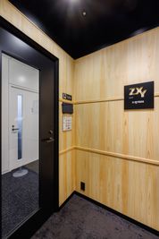 ZXY 栄 Solo 8の入口の写真