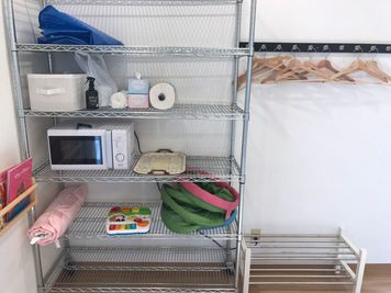 英語教室の荷物置き場です。
現在おもちゃや座布団の貸出は行っておりません。 - くつろぎスペース 多目的スペース２階の設備の写真