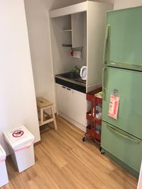 簡易キッチン、冷蔵庫スペースです。
ケトルございます。
冷蔵庫横のラック内自由にご利用ください。 - くつろぎスペース 多目的スペース２階の設備の写真