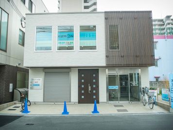 建物右側の自動ドアが入り口になります。 - RIFF 美容室/美容院/ネイル/ヘアサロンの外観の写真
