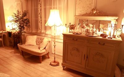 Studio EASTRIVER｜イーストリバー秋葉原 本格アンティーク家具が彩る撮影スタジオの室内の写真