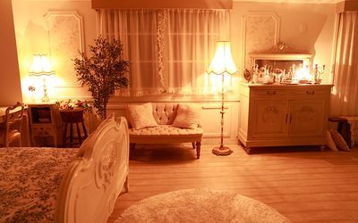 Studio EASTRIVER｜イーストリバー秋葉原 本格アンティーク家具が彩る撮影スタジオの室内の写真