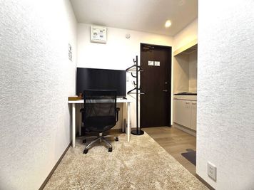 デスクには大型テレビ42インチを設置。またテレビと繋げるHDMIタイプCケーブルもございます。有線LANケーブルも接続可能です。 - 【CLEARGATE 4th】☆自分空間☆新橋・御成門 【完全個室202】新橋コワーキング｜シャワー・大画面TV！の室内の写真