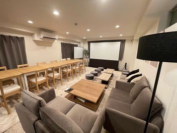 100インチの大型プロジェクター＆プロジェクター完備！
21.5インチテレビモニターあり✨
 - バイリング池袋 パーティールームの室内の写真