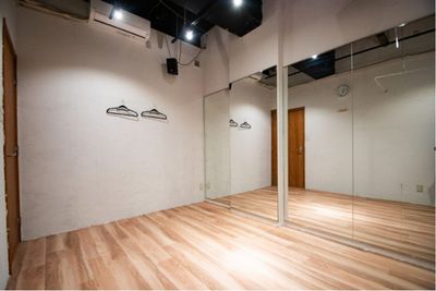 【渋谷駅徒歩1分】A101 (1~2名サイズ) 横3.7m×縦2.8m / リノリウム床 木目調/ ヨガ・ピラティス・ダンス - Studio Unius（スタジオユニアス）渋谷店