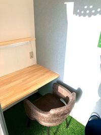 個室ブース2|自習・Web会議に|上部開放型・飲食OK・高速Wi-Fi・電源完備 - セルフカフェ谷町九丁目店