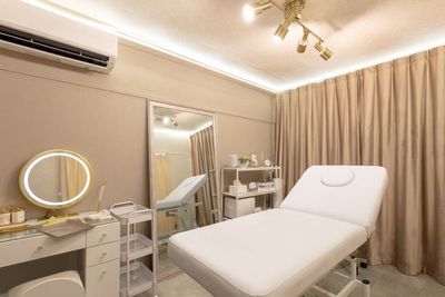 奥のお部屋です。施術用電動ベット、全身鏡、化粧スペースなどがあります。 - レンタルサロンeku　東梅田店 レンタルサロンeku🔶東梅田駅M14出口徒歩3分の室内の写真