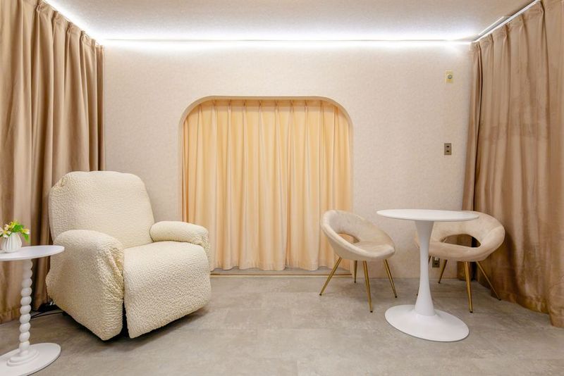 手前のお部屋です。カウンセリングできるスペースと施術用電動ソファーがあります。 - レンタルサロンeku　東梅田店 レンタルサロンeku🔶東梅田駅M14出口徒歩3分の室内の写真