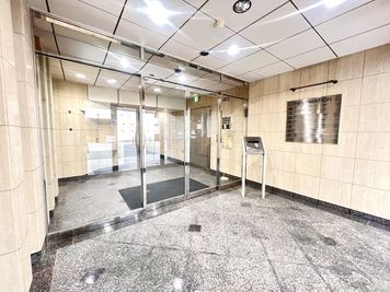 正面玄関 - スタンダード会議室　大阪本町店 4階A会議室の入口の写真