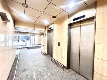 EVホール - スタンダード会議室　大阪本町店 8階B会議室の入口の写真