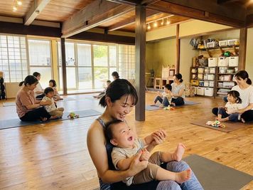 親子ヨガやベビーマッサージ、親子教室の定期開催に。一棟貸切の古民家だから泣き声や足音も安心。自然光と天然無垢材の温もり溢れる空間で体験イベントや教室利用に最適。 - 一棟貸切古民家 Mikatana （ミカタナ） 親子ヨガ・子連れ教室｜牛窓海水浴場徒歩5分・340㎡・秘密基地の室内の写真