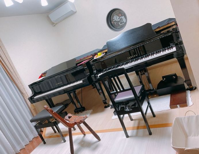 グランドピアノ2台完備の本格防音スタジオ。連弾・2台ピアノ・伴奏合わせに最適。 - 健軍参道ピアノ教室 【グランドピアノ2台】防音サロン｜個人練習・合わせ・レッスン の室内の写真