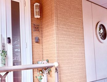【玄関入口のご案内】
健軍参道沿いピアノロゴの丸窓を目印にお越しください - 健軍参道ピアノ教室 【グランドピアノ2台】防音サロン｜個人練習・合わせ・レッスン の入口の写真