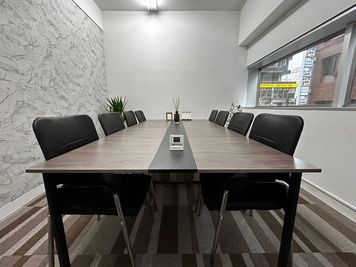 SHINBASHI BASE（株式会社KUWANA） 貸し会議室の室内の写真