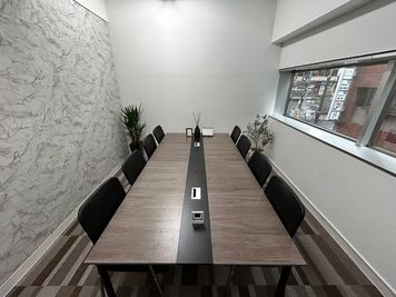 駅徒歩2分、Wi-fi完備、最大8名、洗練られた内装の貸会議室 - SHINBASHI BASE（株式会社KUWANA）