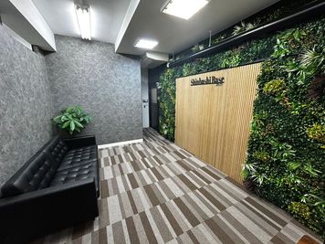 SHINBASHI BASE（株式会社KUWANA） 貸し会議室の入口の写真
