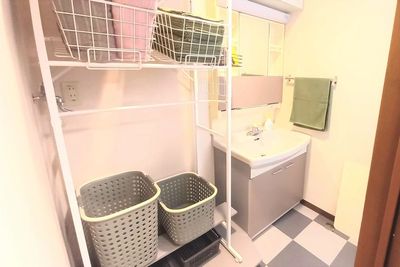更衣室にレンタルタオルがあります - 貸切レンタルジム＆サロン【トレリラ北千住】 完全貸切型「個室レンタルジム」の室内の写真