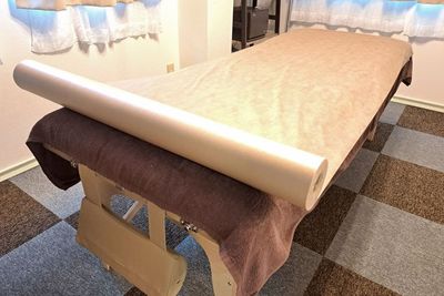 使い捨てベッドシーツもご利用いただけます - 貸切レンタルジム＆サロン【トレリラ北千住】 完全貸切型「個室レンタルジム」の設備の写真
