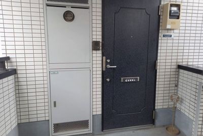 スペース入口。エレベーター降りて右側（キーボックスはドアノブ） - 貸切レンタルジム＆サロン【トレリラ北千住】 完全貸切型「個室レンタルジム」の入口の写真