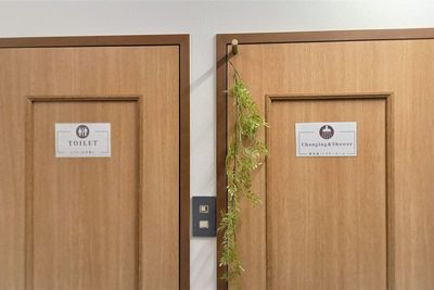 お手洗い、更衣室、シャワールームは分かれております - 貸切レンタルジム＆サロン【トレリラ北千住】 完全貸切型「個室レンタルジム」の室内の写真