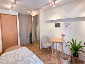 お着替えされる際など、カーテンで仕切れます - Private Salon tsugu. 麻布十番/完全個室レンタルサロンの室内の写真