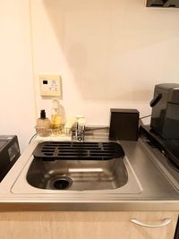 ハンドソープ、食器洗剤があるので、ご使用後の食器はこちらをご使用下さい - Private Salon tsugu. 麻布十番/完全個室レンタルサロンの設備の写真