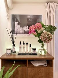 季節のお花(生花)も飾っております💐 - Private Salon tsugu. 麻布十番/完全個室レンタルサロンの室内の写真