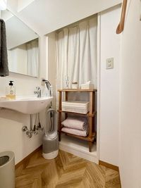 お着替えスペース
少し狭いのでカーテンで仕切ってお部屋でお着替えされたりお好きな用途でご使用下さい - Private Salon tsugu. 麻布十番/完全個室レンタルサロンの室内の写真