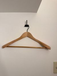 お着替えスペースの壁にあります - Private Salon tsugu. 麻布十番/完全個室レンタルサロンの設備の写真