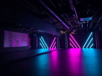 照明を好きな色に変更可能！ - RAVE CREATION レンタルダンススタジオの室内の写真