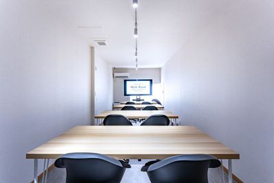大型モニターを使ったプレゼンや動画視聴にも。グループ利用におすすめです。 - YAGARA COMMONS マルチミーティングルームの室内の写真