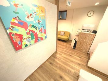 エントランス。室内の階段を通って2階に進みます - シェアサロン　プラスニコ 整体・エステ用個室スペースの入口の写真