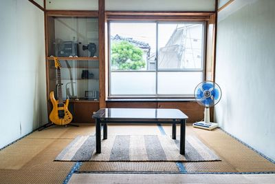 2階和室(4.5帖)：ガラステーブル・扇風機・そのほか小物あり - BR STUDIO NISHIKOYAMA~kominka~ 【2Fのみ】BR STUDIO SENZOKU〜kominka〜の室内の写真