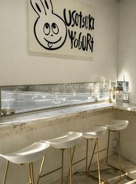 AZABU WHITE CAFE ～麻布ホワイトカフェ～ 白を基調とした韓国カフェ風スペースの室内の写真