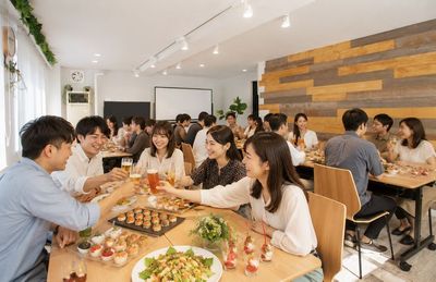 パーティーに最適！ - KS8 神田会議室 神田駅から徒歩2分!最大30名/会議室/セミナー/研修/懇親会等の室内の写真