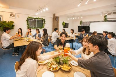 パーティーに最適！ - KS レンタルスペース新宿 新宿三丁目駅から徒歩3分!最大28名/会議/セミナー研修/懇親会の室内の写真