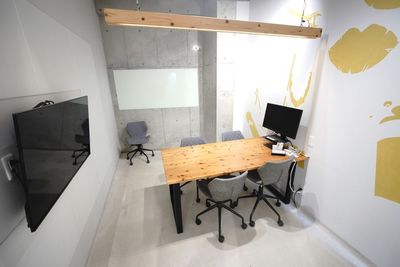 ＜MAKUAI WORK 下北沢 ミーティングルームNo.1＞下北沢駅徒歩2分コワーキングスペース✨5名収容個室会議室🖥️ - 【MAKUAI WORK 下北沢】