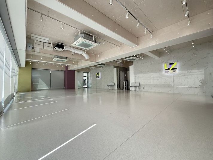 【BUZZ大阪東梅田】ダンスレンタルスタジオ24時間OK BUZZ大阪東梅田1F-A｜大人数で使える大型ダンススタジオの室内の写真