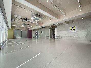 【BUZZ大阪東梅田】圧倒的な天高と開放感!15人程度の利用にオススメです✨ - 【BUZZ大阪東梅田】ダンスレンタルスタジオ24時間OK