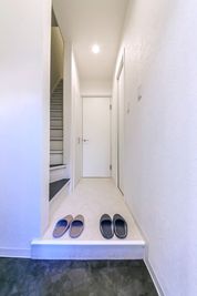 玄関（２Fは物置のため立ち入り禁止です。） - TORITO HOUSE　北千住 戸建てキッチン・シャワールーム完備！　清潔感のあるレンタルルームの入口の写真