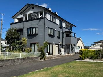 3階建ての2階部分がレンタルスペースです基本、外階段よりお上がり下さい車椅子ご利用の場合は、ご相談下さい - レンタルスペースNの外観の写真