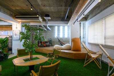 co-working gaz リラックススペース（芝生スペース）の室内の写真