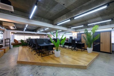 co-working gaz オープンデスクの室内の写真