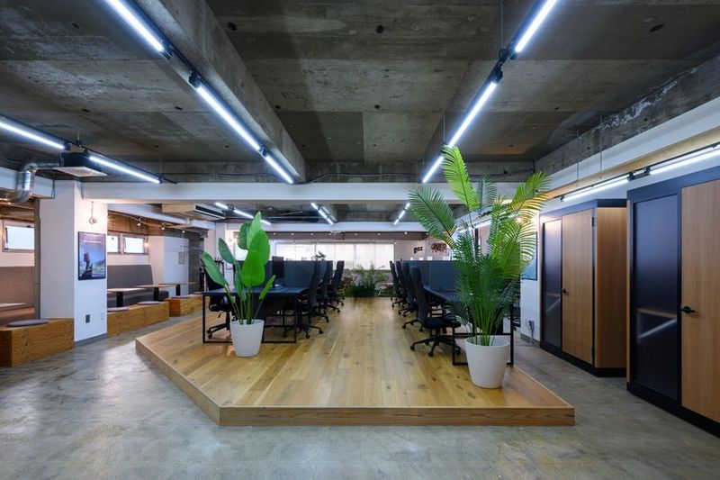 co-working gaz オープンデスクの室内の写真