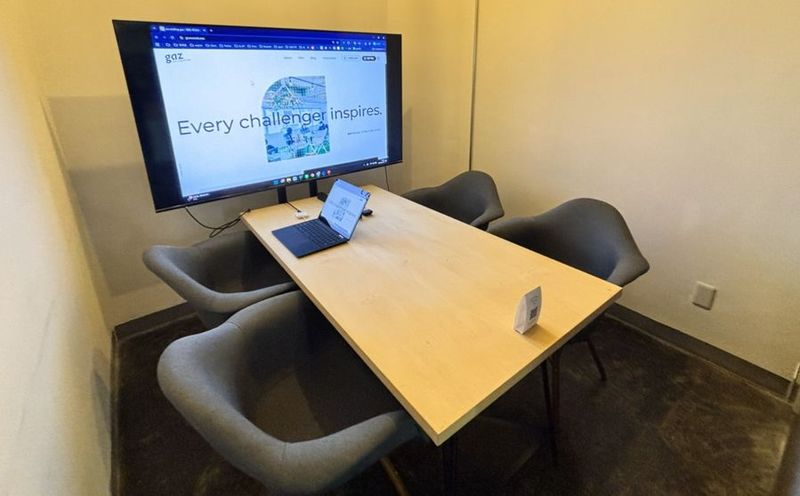 co-working gaz 4名用会議室の室内の写真